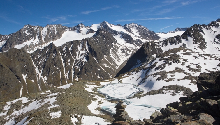 Am Anstieg zur Rinnenspitze mit Blick auf den Rinnensee-im Hintergrund die Gipfelwelt über dem Alpeiner Ferner