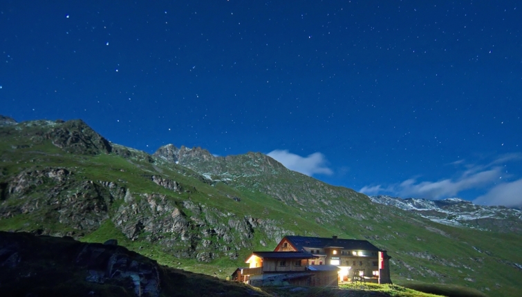 Auch in der Nacht lassen sich halbwegs gute Fotos machen