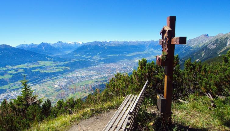  Am Weg über die Zunterköpfe an der Nordkette mit Blick auf Innsbruck und das Stubaital