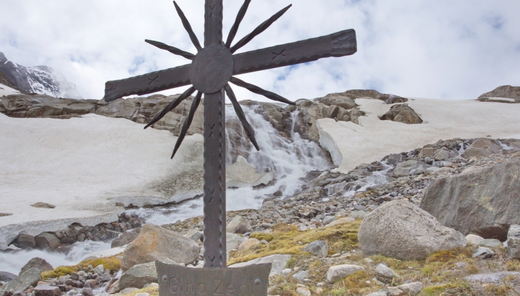 Am Weg zum Alpeiner Ferner trifft man noch auf einige zum Teil sehr steile Schneefelder!