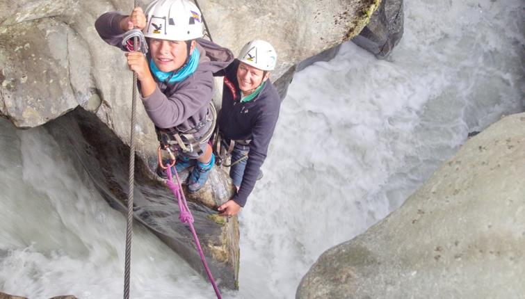  ... oder der gruselige Wildwasser-Klettersteig durch den Höllenrachen mit Starkoch Alexander Fankhauser vom Hotel Lamark in Hochfügen.