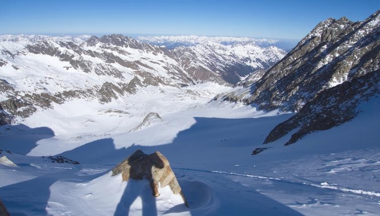 Der Blick nach Norden von Oberen Kräulscharte: unter uns der Sommerwandferner-im Hintergrund das Karwendel