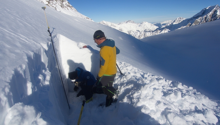 Die Schneedeckenmächtigkeit liegt hier auf 2600m Seehöhe derzeit bei ca 2m!