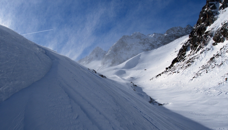 Triebschnee liegt unmittelbar neben total glatten Stellen!