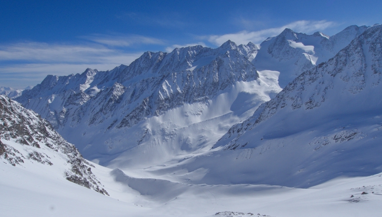 Der Blick hinunter ins Berglastal und auf die Östliche Seespitze