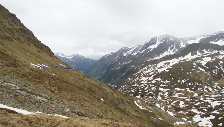 Die steilen Südhänge sind bis etwa 2500m großteils schneefrei ! In den darüber liegenden Karen  mehrheitlich eine geschlossene Schneedecke. Die blaue Linie markiert einen der total zerstörten Wegabschnitte!