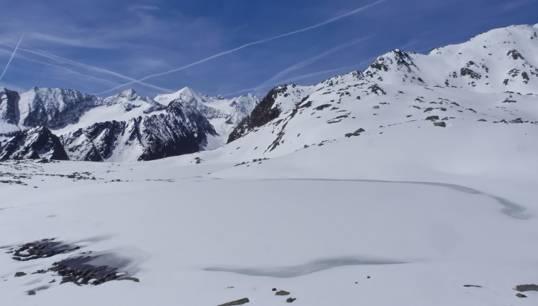 Der Rinnensee liegt noch unter einer S>chneedecke!