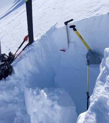 Den ganzen Winter über! Der Blick in die Schneedecke - nur dadurch kriegt man einen Überblick was die Stabilität der Schneedecke betrifft!