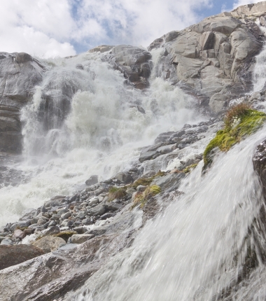 Vorbei an beeinduckend wirklich wilden Wasser führt der Weg bis zum Berginn des Alpeiner Ferner