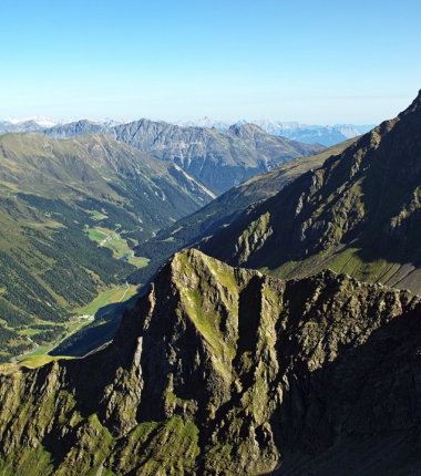 Über das Sellraintal hinweg recht der Blick bis zur Zugspitze