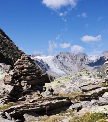 Der Gipfel der Sommerwand, dahinter das Wilde Hinterbergl mit dem Bergalsferner.
