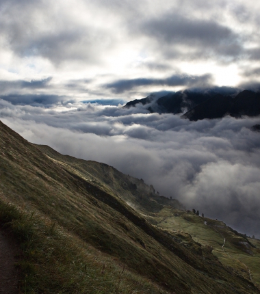 Im Tal vermutet wohl kaum jemand, dass sich hier oben über der Wolkendecke ein toller Bergtag ankündigt!