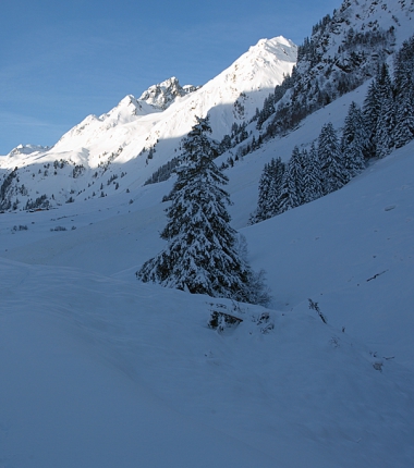 An diese Stelle gabe es bisher keine Lawine auf der Strasse, die Zäune sind im Schnee verschwunden.