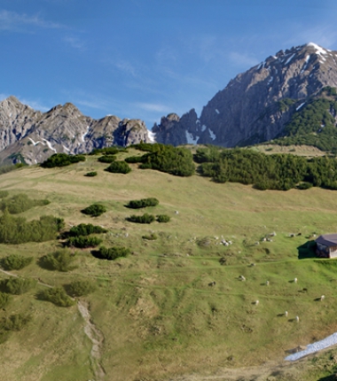 Die Hütte mit Erl und Kuhljochspitze