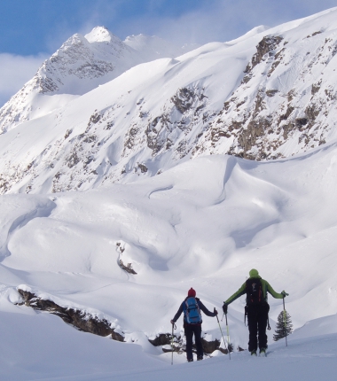 Auf der gesamten Tour gibt die Schneedeckenoberfläche deutliche Hinweise auf die massiven Schneeverfrachtungen der vergangenen Tage!