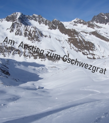 Im Anstieg zum Gschwezgrat an die 10cm kantiger Schnee auf  einer harten Schicht der Härte 4 darunter wieder kantige Kristalle!