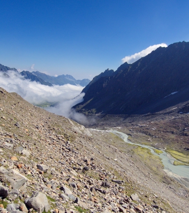Blick von der Seitenmoräne auf das Delta welches die abgeschmolzenen Eismassen des Alpeiner Ferners hinterlassen haben!