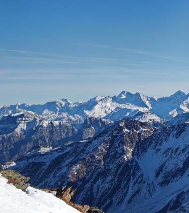 Aufstieg zum Schafgrübler, im Hintergrund die Zillertaler Alpen.
