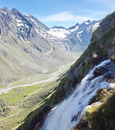  Zuerst führt der Weg durch das hochalpine Trogtal über Almböden bevor er dann in flachen Kehren zum Gletscher hinaufführt!