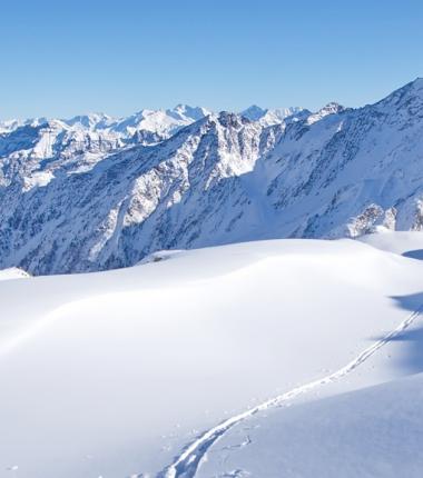  Im Anstieg zum Horntalerjoch, im Hintergrund die Tuxer und Zillertaler Alpen.