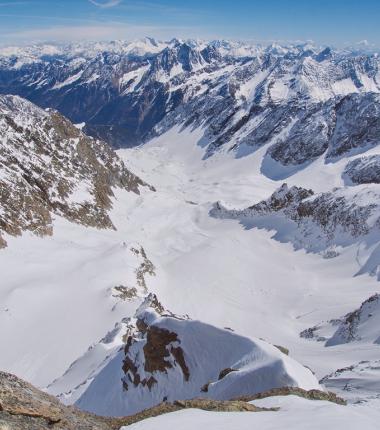  Blick vom Gipfel der südlichen Kräulspitze über die Regensburgerhütte und die Zillertaler hinweg bis zum Großglockner!