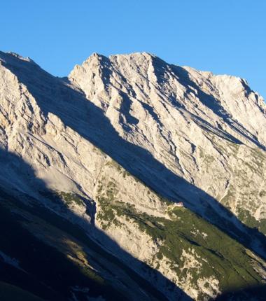 Bettelwurfgipfel mit der kühn gelegenen Bettelwurfhütte