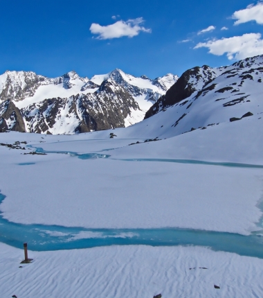 Der Rinnensee löst sich schön langsam aus der Umklammerung seines Wintermantels!