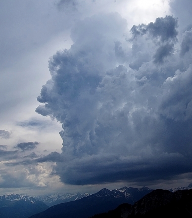 Es ist an der Zeit eine schützende Unterkunft aufzusuchen, das Gewitter steht sozusagen vor der Tür!