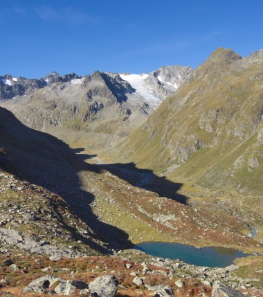 Etwas abseits, der Sommerwandsee! Im Hintergrund der Apere Turm mit dem Berglasferner