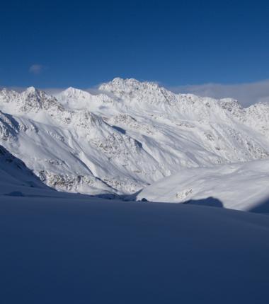  Die weiten Hänge in Bildmitte vermitteln die Route ins Horntal - am unteren Bildrand die Alpeiner Alm.