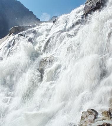 Kaskadenartig stürzen die Wassermassen des Alpeinerbaches vom Gletscher über Felsstufen zu Tal!