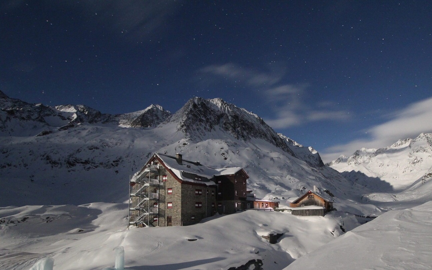 Once again our new webcam delivers fascinating pictures every 3 minutes