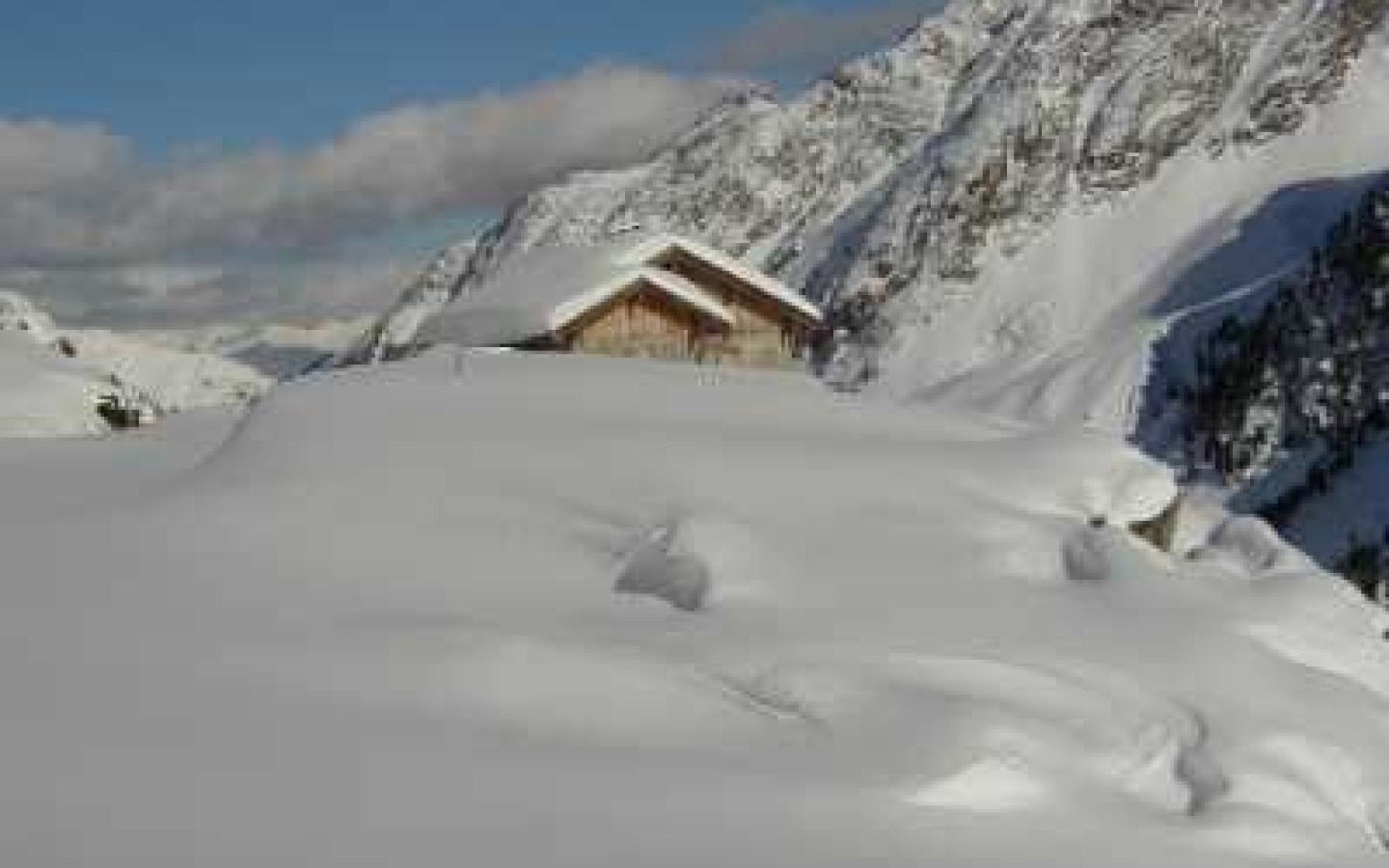 Helaas zorgt sterke wind momenteel voor enorme sneeuwverstuivingen, waardoor
er een nieuw hoofdstuk begint in de opbouw van het sneeuwdek - we houden u op de hoogte van de verdere ontwikkelingen.