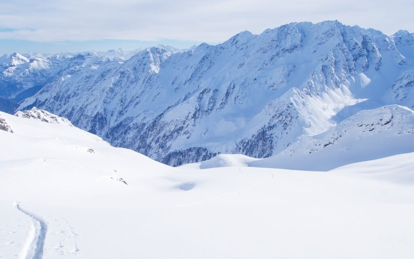 Volgens het lawinebulletin van 21.01.2015 heerst boven 2000m op alle exposities aanzienlijk lawinegevaar, dus niveau 3 van de vijfdelige schaal