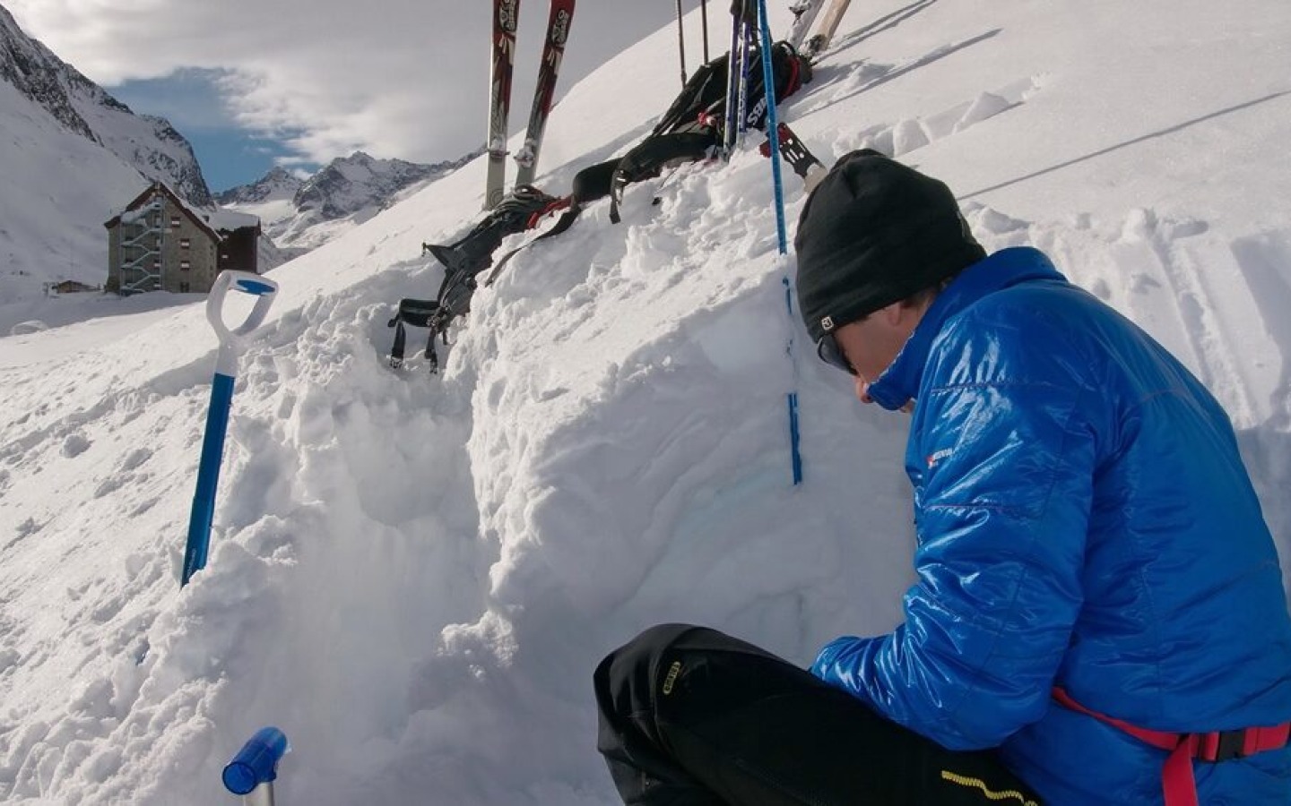 Yesterday around 35cm of new snow fell, although the precipitation was accompanied by stormy wind!