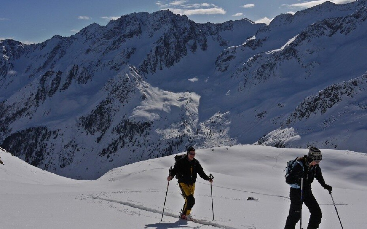 Today, Holy Saturday, magnificent powder conditions in the Kuhgschwez.
Breakable crust expected tomorrow!