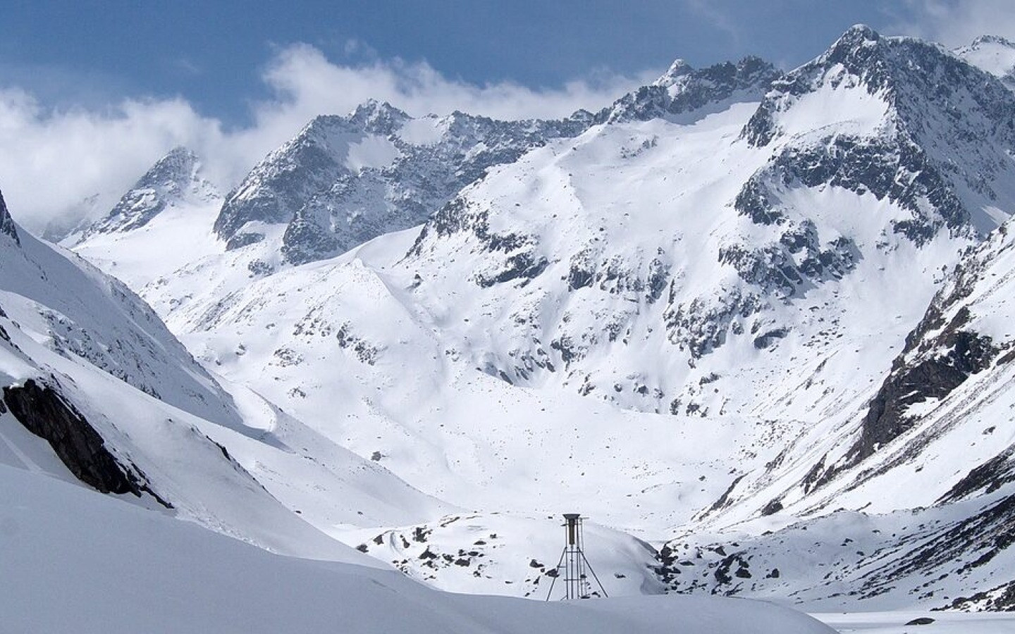 Currently good touring conditions from the hut upwards!