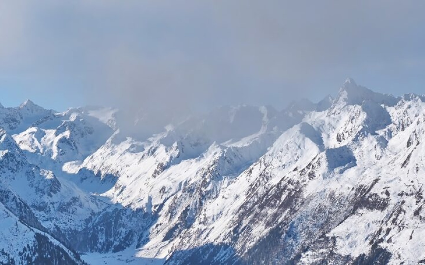 Skitouren hebben op dit moment weinig zin, wat eigenlijk helemaal niet zo abnormaal is!
Bergwandelingen zijn daarentegen, vooral in de zuidelijke helft, goed te doen!