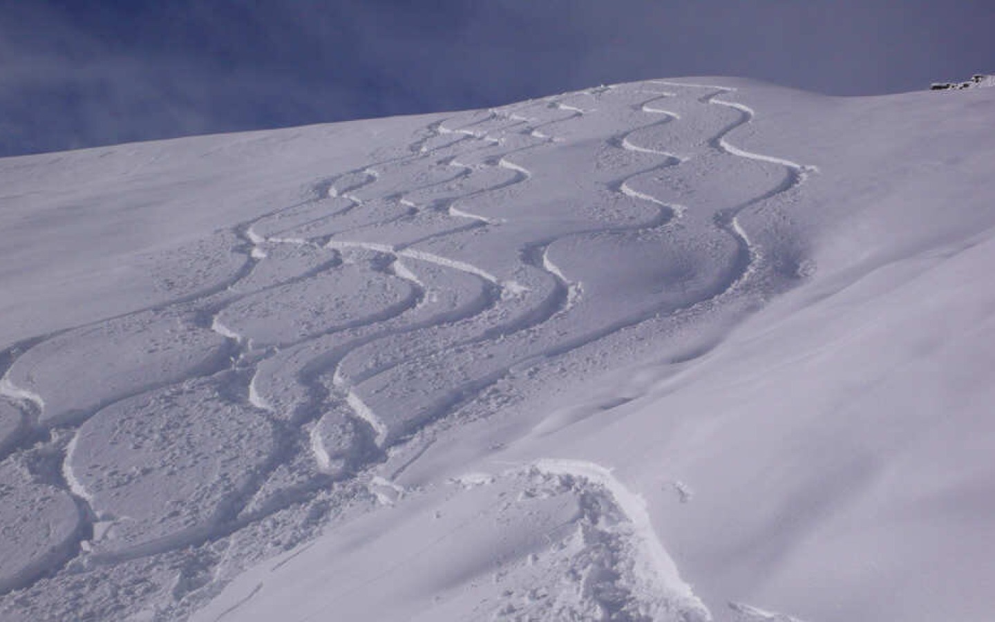 Een zware, aanhoudende föhnstorm heeft de afgelopen dagen grondig huisgehouden en het goede sneeuwdek volledig omgewoeld.