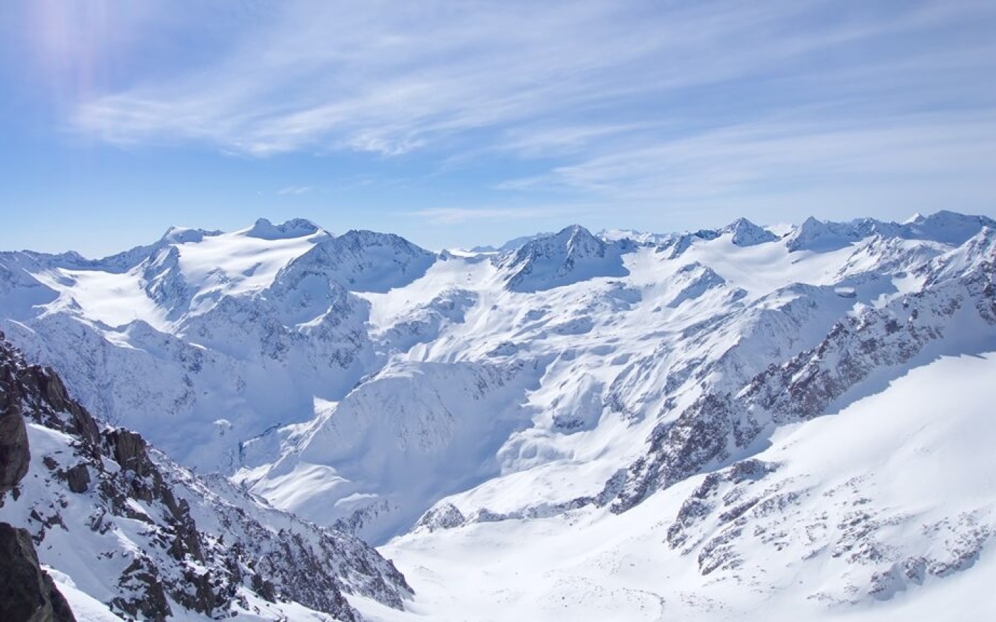 On-site check of the snow depth on the Alpeiner Ferner