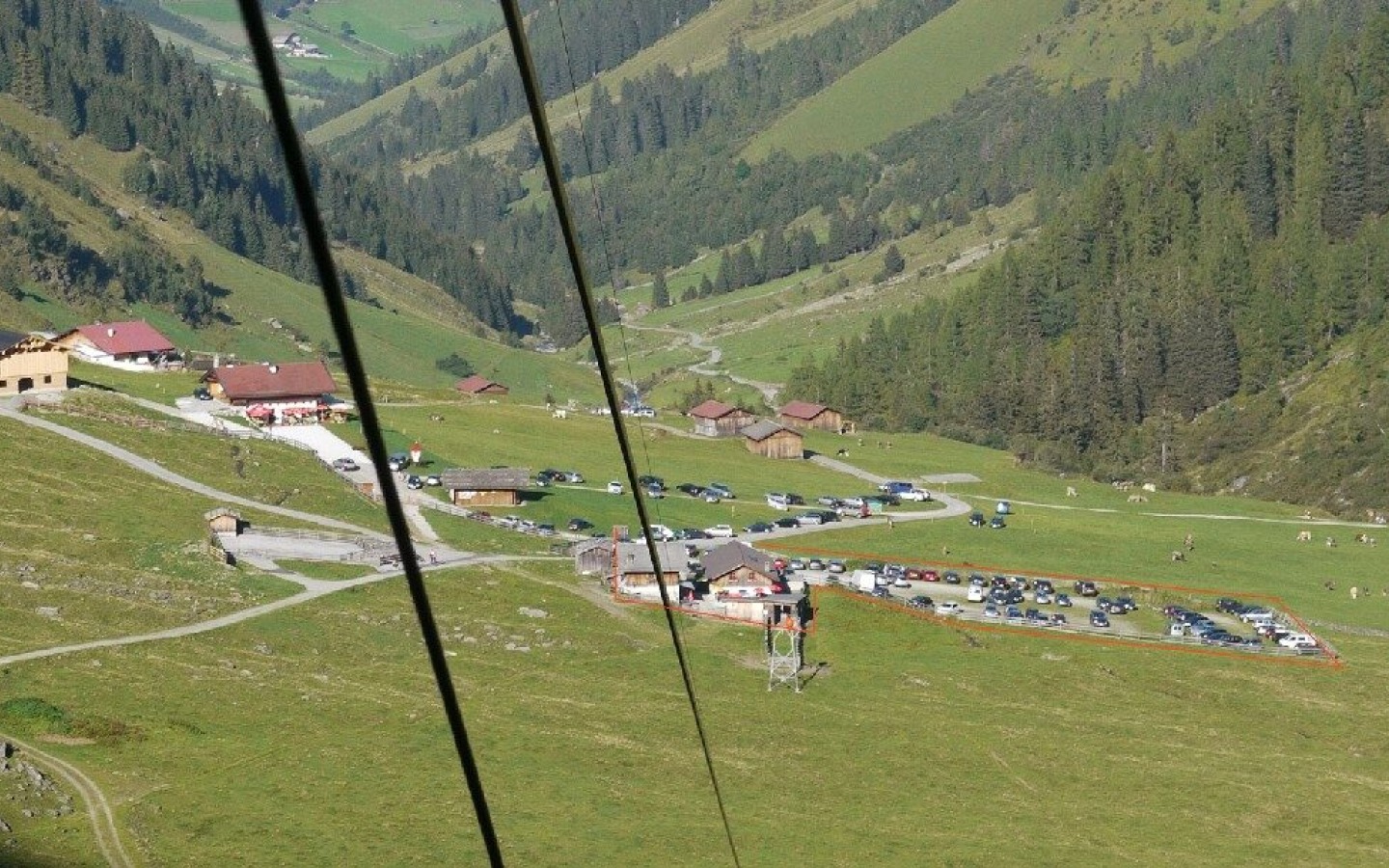 Dear mountain hikers/climbers/Franz Senn Hütte visitors! Please read the following about the tiresome parking problem at the Ober-Iss-Alm.