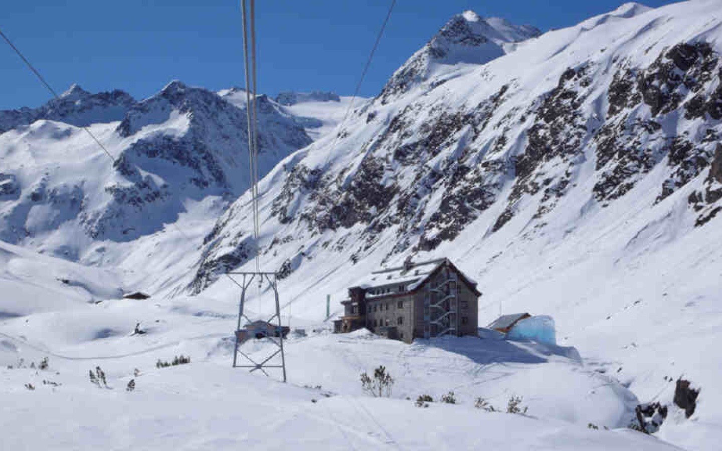 De föhn maakt het mogelijk, momenteel pure zonneschijn. Weer eens hebben de weer- en neerslagberichten van midden in de week ervoor gezorgd dat de hut in het weekend bijna leeg is.