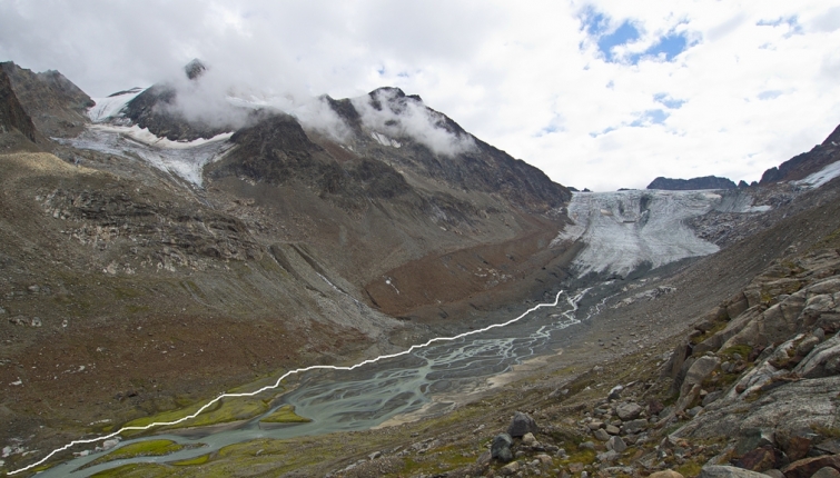 Die Linie zeigt in etwa den Verlauf des derzeitigen Zustieg zum Gletscher
