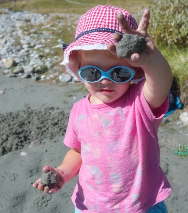 Auch wenn es nur Sand, Stein und Wasser ist-die Kinder haben ihren Spaß damit!